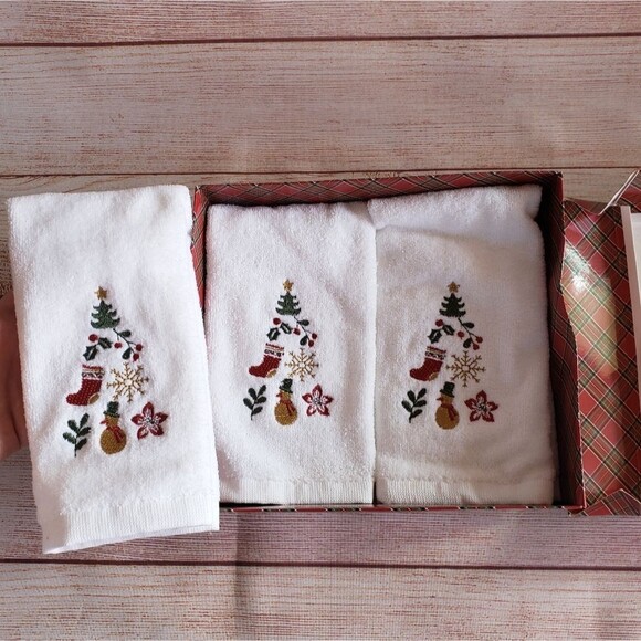 Avanti Christmas Fingertip Towels White Set of 3 Tree Snowman Stocking Holidays - Picture 3 of 3